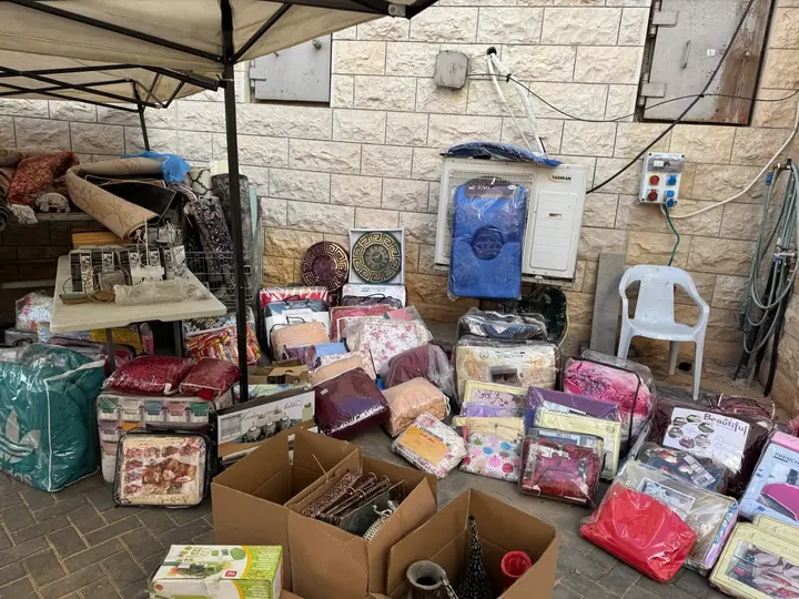 أغطية وأدوات منزلية جاهزة للتوزيع